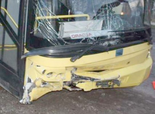 A întors pe linia continuă şi a intrat în coliziune cu un autobuz